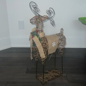 Wire like reindeer figurine statue